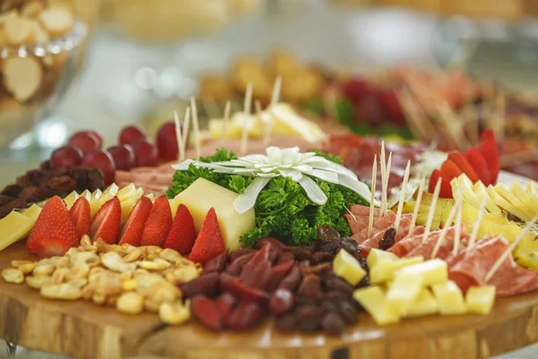 Catering service with various fruits and vegetables — Stock Photo, Image