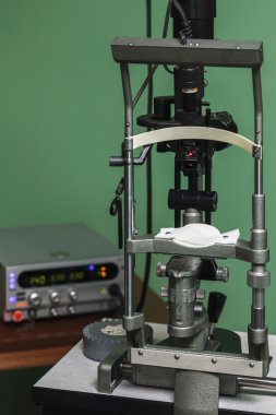 Göz muayenesi için kullanılan tıbbi optometri ekipmanı