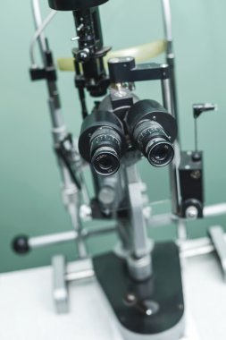 Göz muayenesi için kullanılan tıbbi optometri ekipmanı