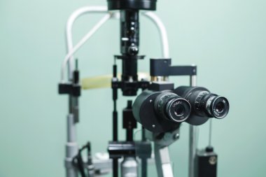 Göz muayenesi için kullanılan tıbbi optometri ekipmanı