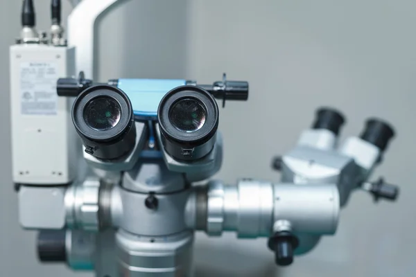 Göz muayenesi için kullanılan tıbbi optometri ekipmanı