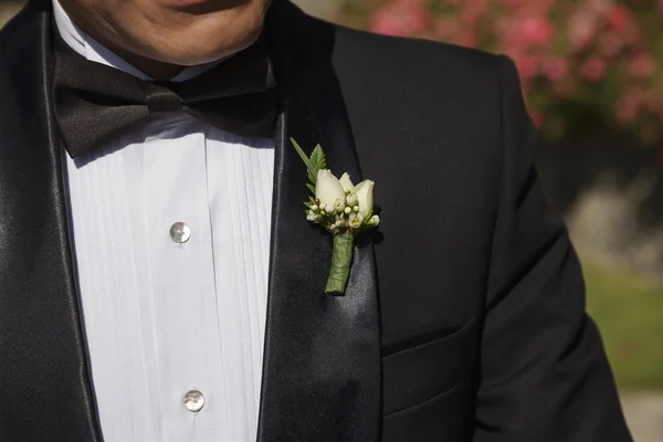 Ženich s smoking a svatební květina — Stock fotografie