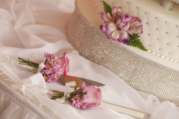 白色婚礼蛋糕装饰着鲜花和刀具套 — 图库照片