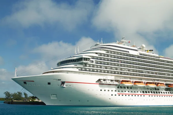 Nassau, bahamas, 17. januar: kreuzfahrtschiff legt im hafen der bahamas an — Stockfoto