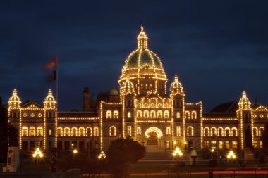 Victoria BC 'deki hükümet binasının akşam manzarası.