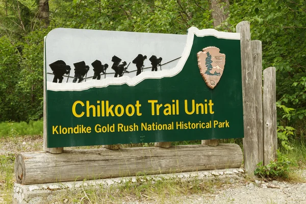 Señal de bienvenida en la entrada de Chilkoot Trail en Skagway Alaska — Foto de Stock