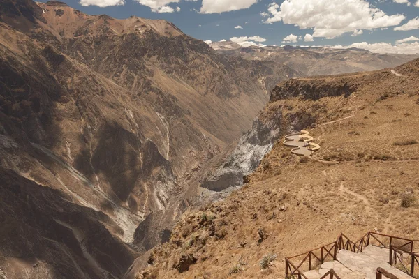 Aussichtspunkt zum Beobachten von Kondoren in colca, arequipa, peru. — Stockfoto