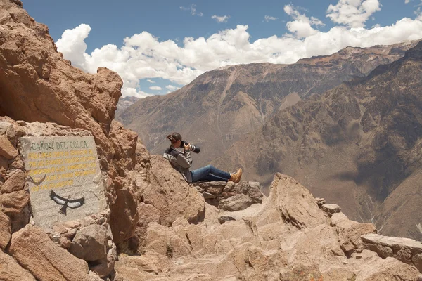 Mladá žena fotografování kondorů v Colca, Arequipa, Peru — Stock fotografie