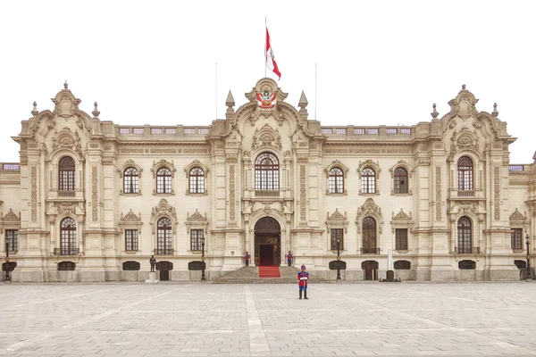 Lima, Peru - 31 Ekim 2011: Hükümet Sarayı Muhafızlar ile 
