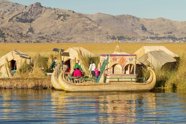 UROS, PERU - JULY 29 2012: Family living on floating reed island — Stock Photo, Image