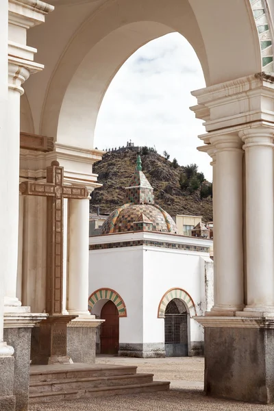 Vista a través del arco hacia una pequeña capilla de la Basílica de Nuestra —  Fotos de Stock