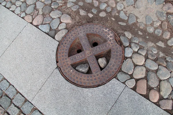 道路ハッチ石 — ストック写真