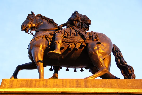 Памятник коню и всаднику — стоковое фото