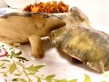 Beyaz tabakta taze mantarlar.