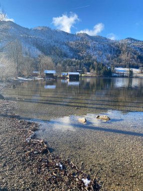 Almanya 'da Schliersee Gölü kıyısındaki güzel Alp Dağları