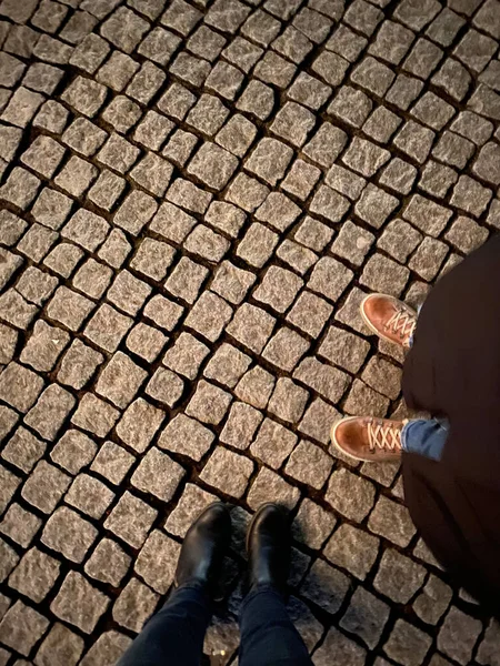 夜に美しい石畳を背景にした靴 — ストック写真