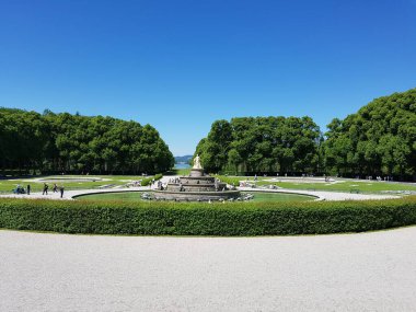 Almanya 'da şatonun yanındaki çeşme.