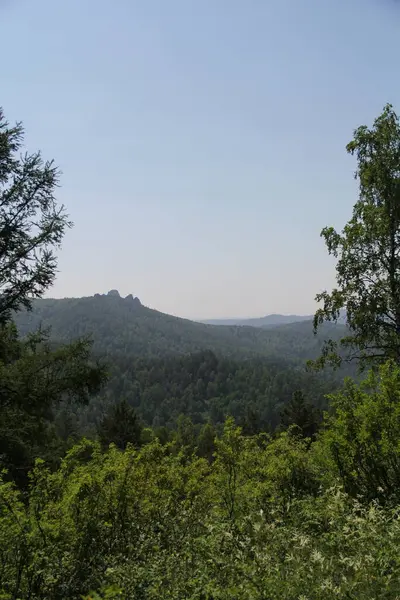 森林中美丽的克拉斯诺亚尔斯克山脉柱子 — 图库照片