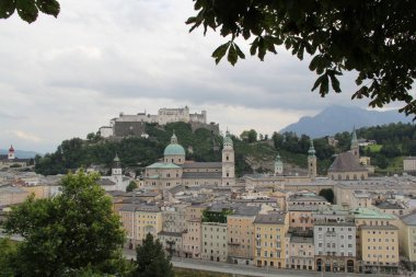 Şehrin ve nehrin üst manzarası