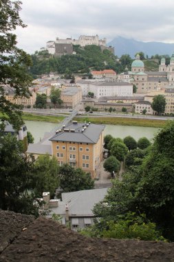 Şehrin ve nehrin üst manzarası