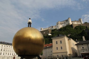 Altın top üzerinde bir adam heykeli