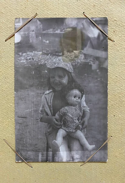 Foto Retro Una Niña Viejo Álbum Historia Recuerdos —  Fotos de Stock