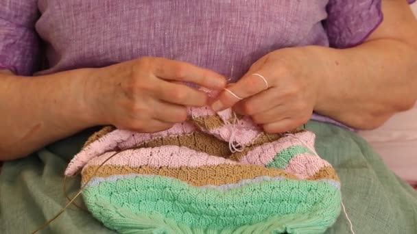 奶奶用彩色纱线针织的针织的针织 漂亮精致的色彩和自然的面料 一个老年妇女的手织的特写 — 图库视频影像