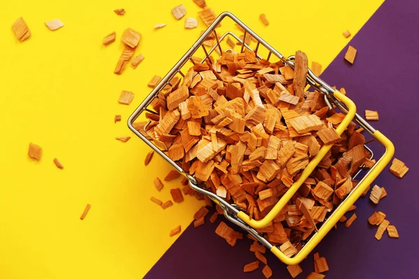 Chips Amieiro Calibrados Naturais Para Fumar Fundo Amarelo Roxo Conceito — Fotografia de Stock