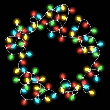 Yeni yılın çok renkli parlak çelengi çerçeve şeklinde. Siyah arka planda izole edilmiş beyaz bir kablodaki renkli tatil lambaları. Pankart ve tebrik kartı için dekorasyon. 