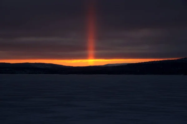 Palo Leggero Nel Nord Della Russia Dietro Lago Dietro Montagne — Foto Stock