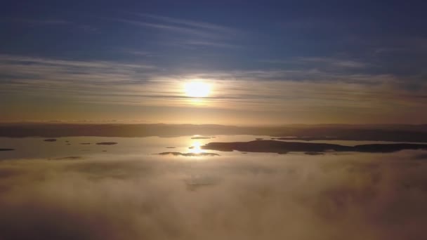 Vliegen Een Winterdag Zon Boven Lage Wolken Witte Zee Verte — Stockvideo