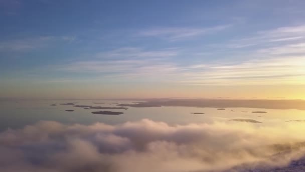 Vliegen Een Winterdag Zon Tussen Lage Wolken Berg Witte Zee — Stockvideo