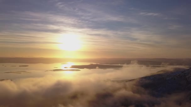 Voando Dia Inverno Sol Entre Nuvens Baixas Sobre Montanha Mar — Vídeo de Stock