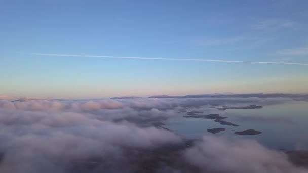 Repülnek Tiszta Égen Alacsony Felhők Felett Egy Hófödte Hegy Felett — Stock videók
