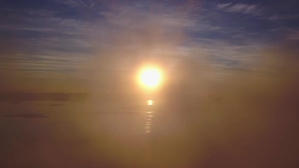 Лететь Зимний День Солнцем Над Низкими Облаками Белым Морем Вдали — стоковое видео