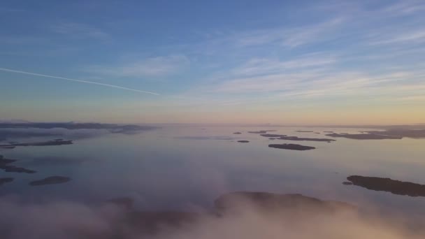 Fliegen Einem Klaren Himmel Über Niedrigen Wolken Über Einem Schneebedeckten — Stockvideo