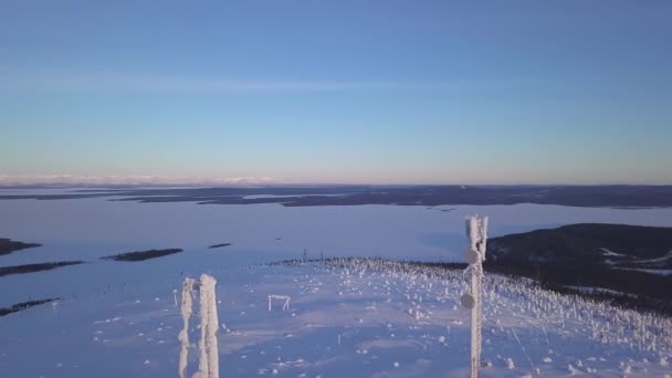 Eisige Basisstation Antenne mit Schnee bedeckt. Zellenturm auf Berg. Telefonnetz-Transceiver und Kommunikationsgeräte an frostigen Tagen nach Schneesturm. Blauer Himmel — Stockvideo