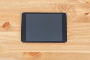 Çalışma alanı tablet üzerinde ahşap çalışma tablosu ile 