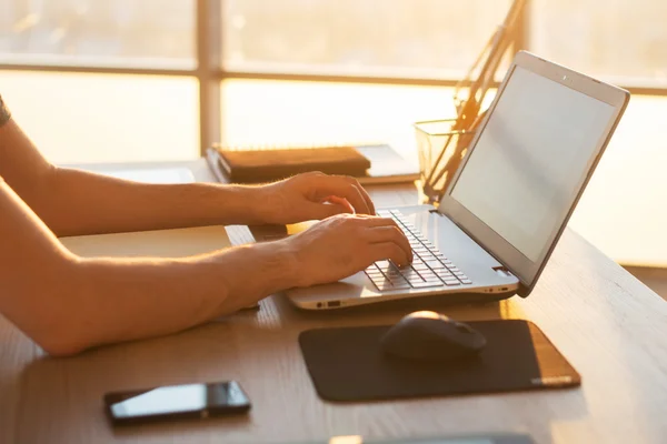 Mannen handen op notebook, zakelijke persoon werkplek — Stockfoto