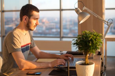 ofiste masa laptop çalışma iş adamı