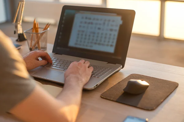 Mannen handen op notebook, zakelijke persoon werkplek — Stockfoto