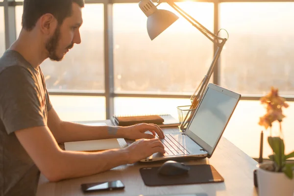 Homem de negócios trabalhando no laptop na mesa no escritório — Fotografia de Stock