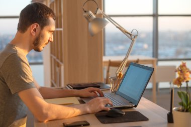 ofiste masa laptop çalışma iş adamı