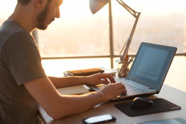 ofiste masa laptop çalışma iş adamı