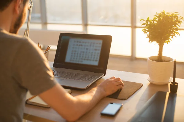 defter ile iş işyerinde çalışan adam.