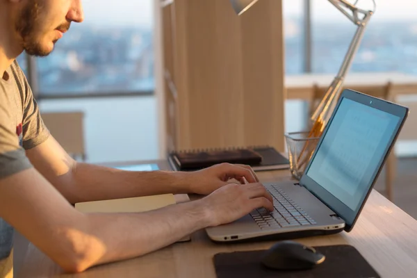 Mannen handen op notebook, zakelijke persoon werkplek — Stockfoto