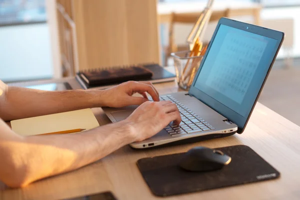 Hombres manos en el cuaderno, persona de negocios lugar de trabajo —  Fotos de Stock