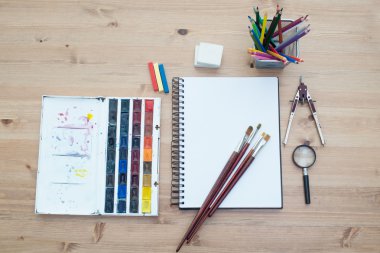 Çalışma alanı'nı sanatçı üstten görünüm. Boya, yaymak fırçalar