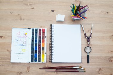 Çalışma alanı'nı sanatçı üstten görünüm. Boya, yaymak fırçalar