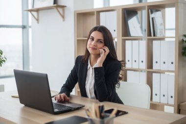 Evet iş kadını ile defter ofis, işyeri,